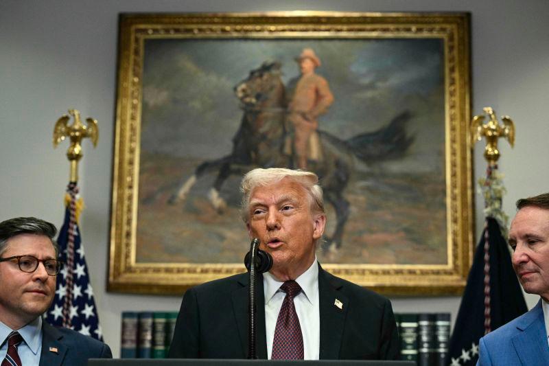 Trump to impose sharp tariff on countries buying Venezuelan oil Trump to impose sharp tariff on countries buying Venezuelan oil