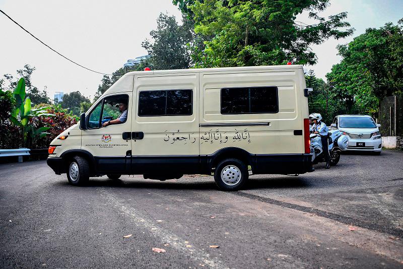 Tun Abdullah’s remains arrive at National Mosque for funeral arrangements Tun Abdullah’s remains arrive at National Mosque for funeral arrangements