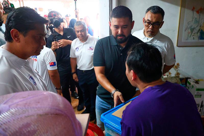 Tunku Mahkota Ismail visits flood victims in JB Tunku Mahkota Ismail visits flood victims in JB