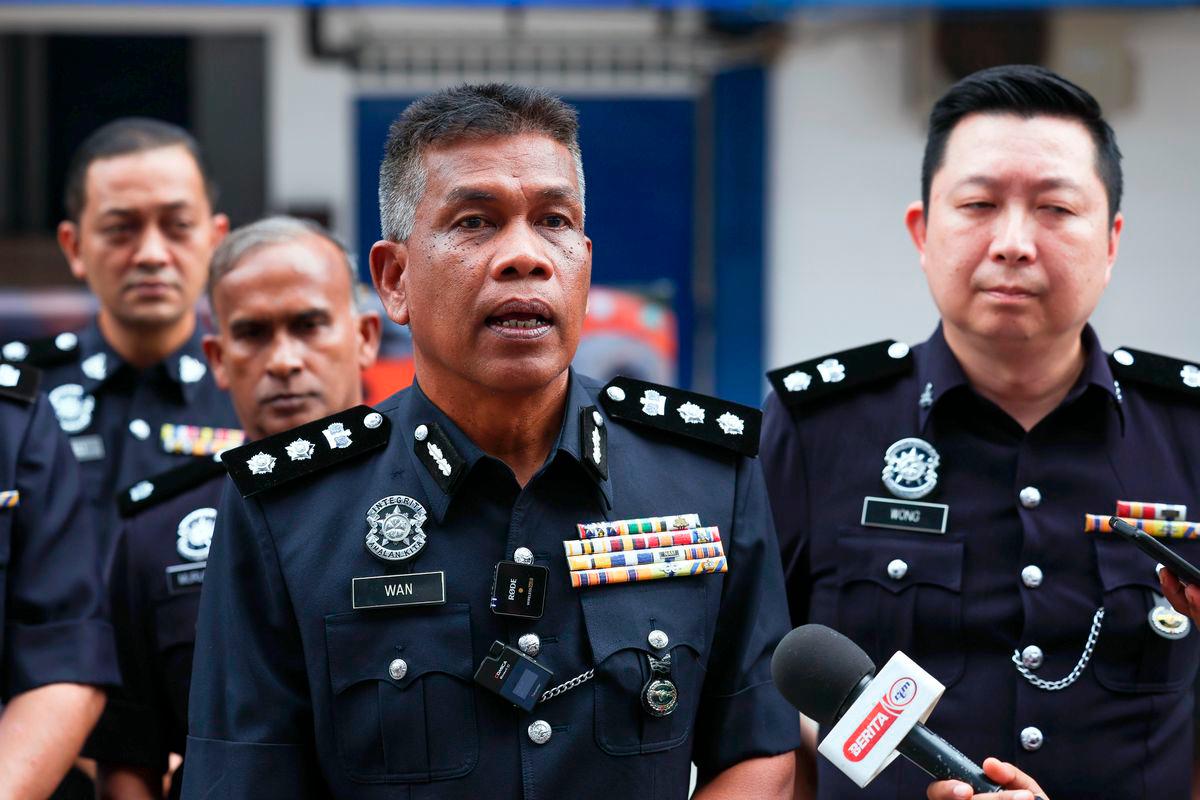 Two Chinese nationals killed in accident on East Coast Expressway Two Chinese nationals killed in accident on East Coast Expressway