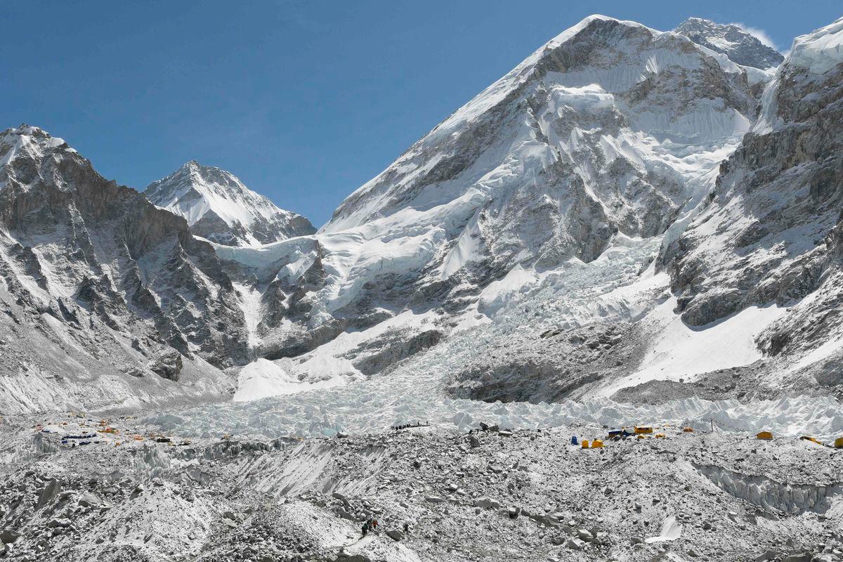 Two climbers, from India and Philippines, die on Everest