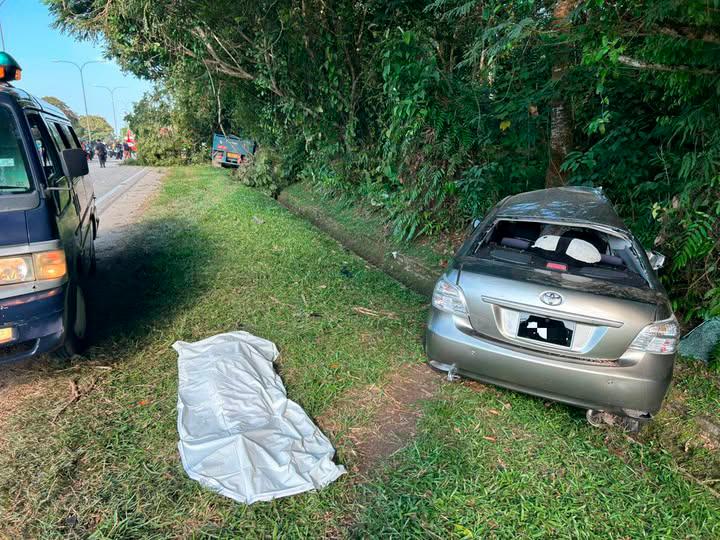 Two dead in car-lorry crash on Kuantan-Maran road Two dead in car-lorry crash on Kuantan-Maran road