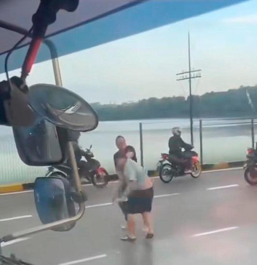 Two men caught fighting on Singapore-Johor Causeway, police kickstart investigation
