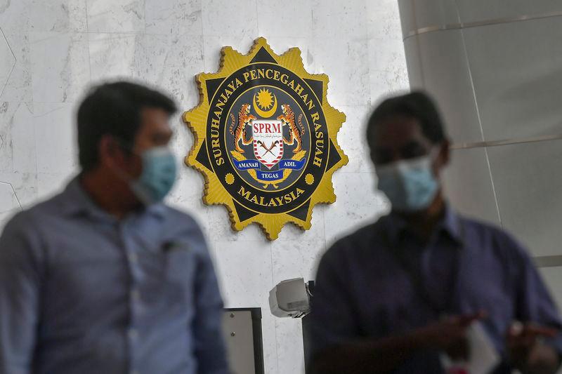 Two policemen suspected of soliciting bribes remanded for one week Two policemen suspected of soliciting bribes remanded for one week