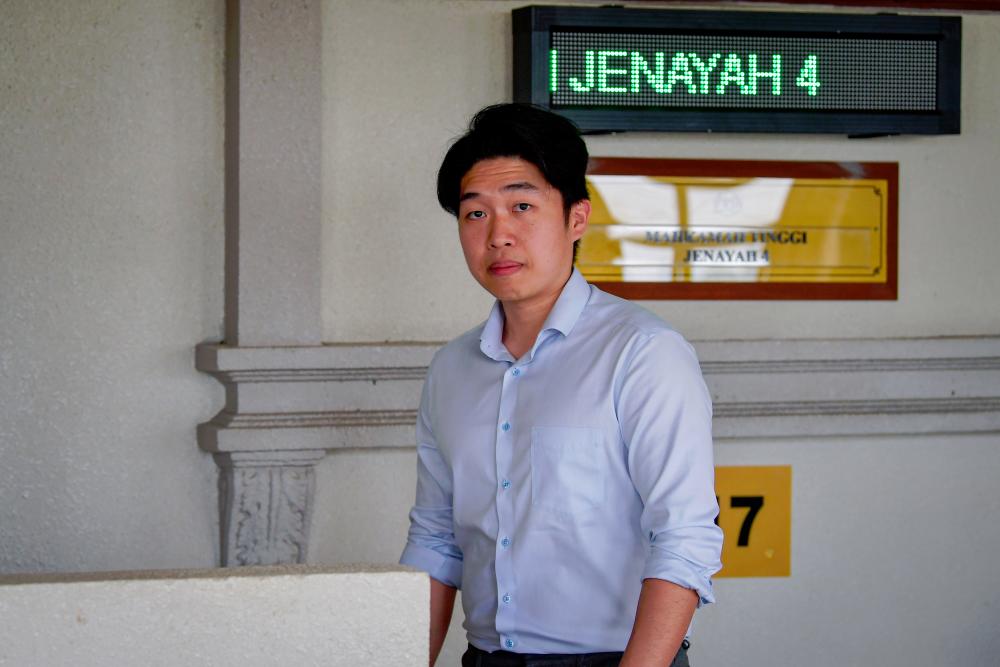 UM graduate fined an additional RM5,000 for banner protest against ex VC during convo UM graduate fined an additional RM5,000 for banner protest against ex VC during convo