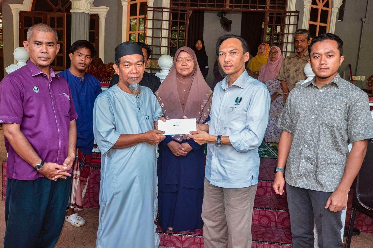 UPSI bus crash: MAIDAM channels RM49,500 in aid to families and victims
