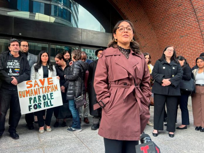 US appeals court rejects Trump bid to revoke 400,000 migrants' legal status