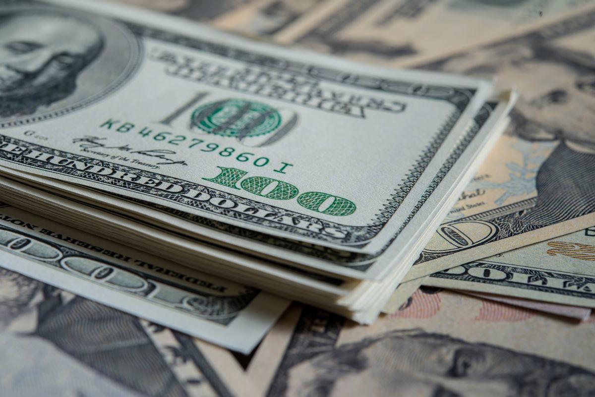 US dollar drops as investors prepare for court battle on tariffs