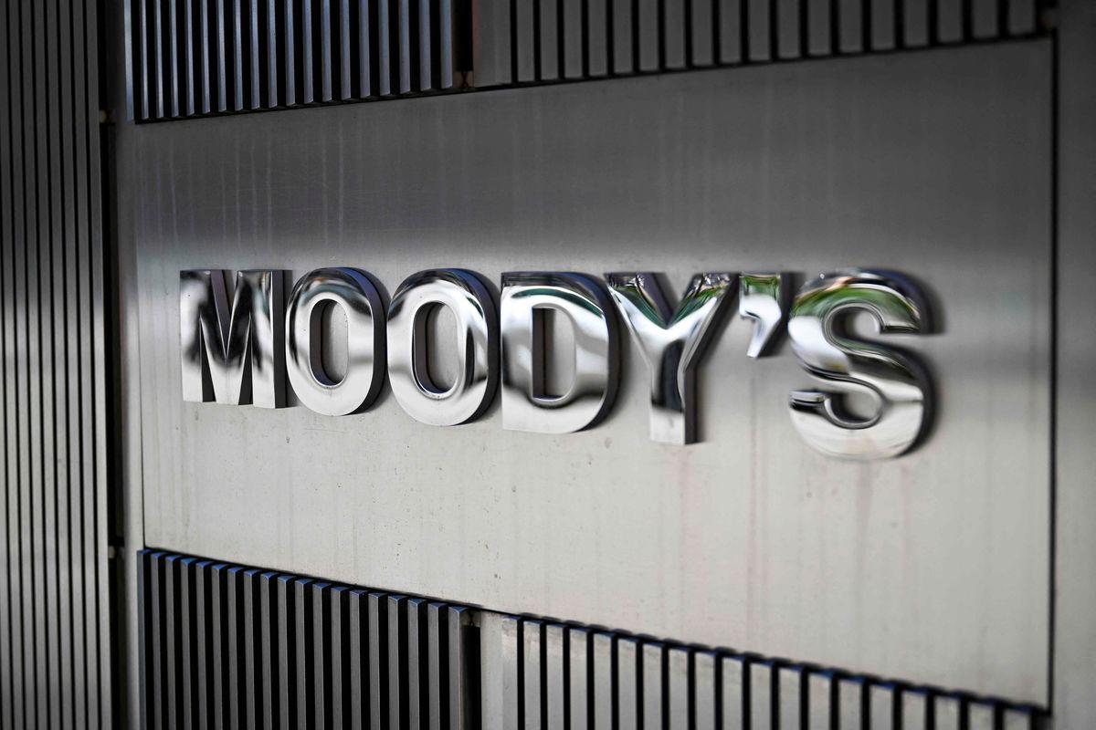 US loses last triple-A credit rating as Moody's cuts over govt debt