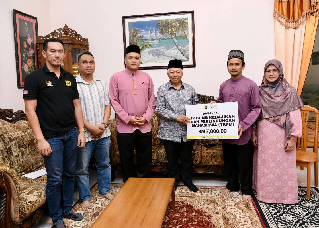 UniSZA_donates_RM7_000_to_family_of_student_killed_in_traffic_accident UniSZA donates RM7,000 to family of student killed in traffic accident