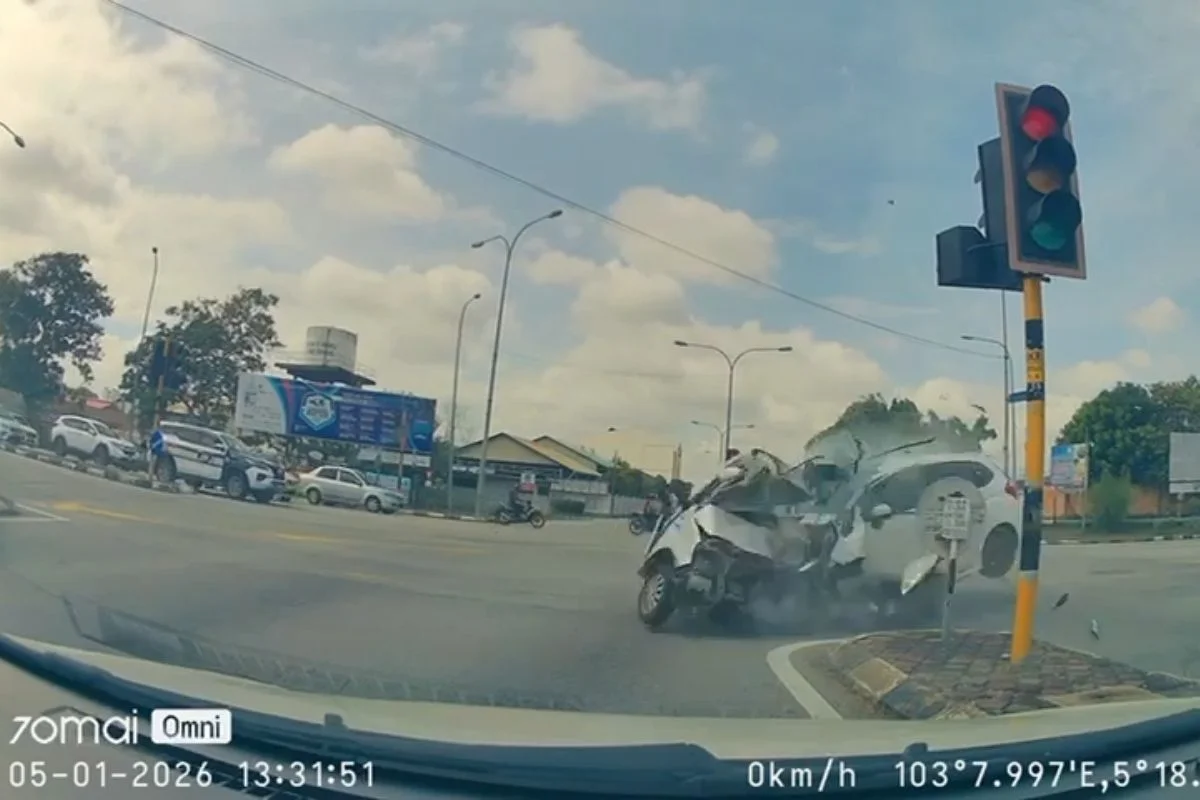 UniSZA_student_killed_as_Honda_Jazz_runs_red_light