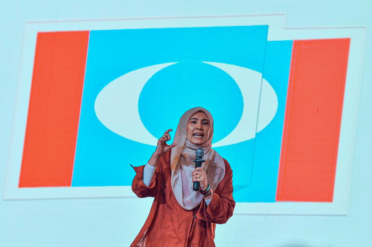 Unity within the party a crucial element to face GE16 - Nurul Izzah Unity within the party a crucial element to face GE16 - Nurul Izzah