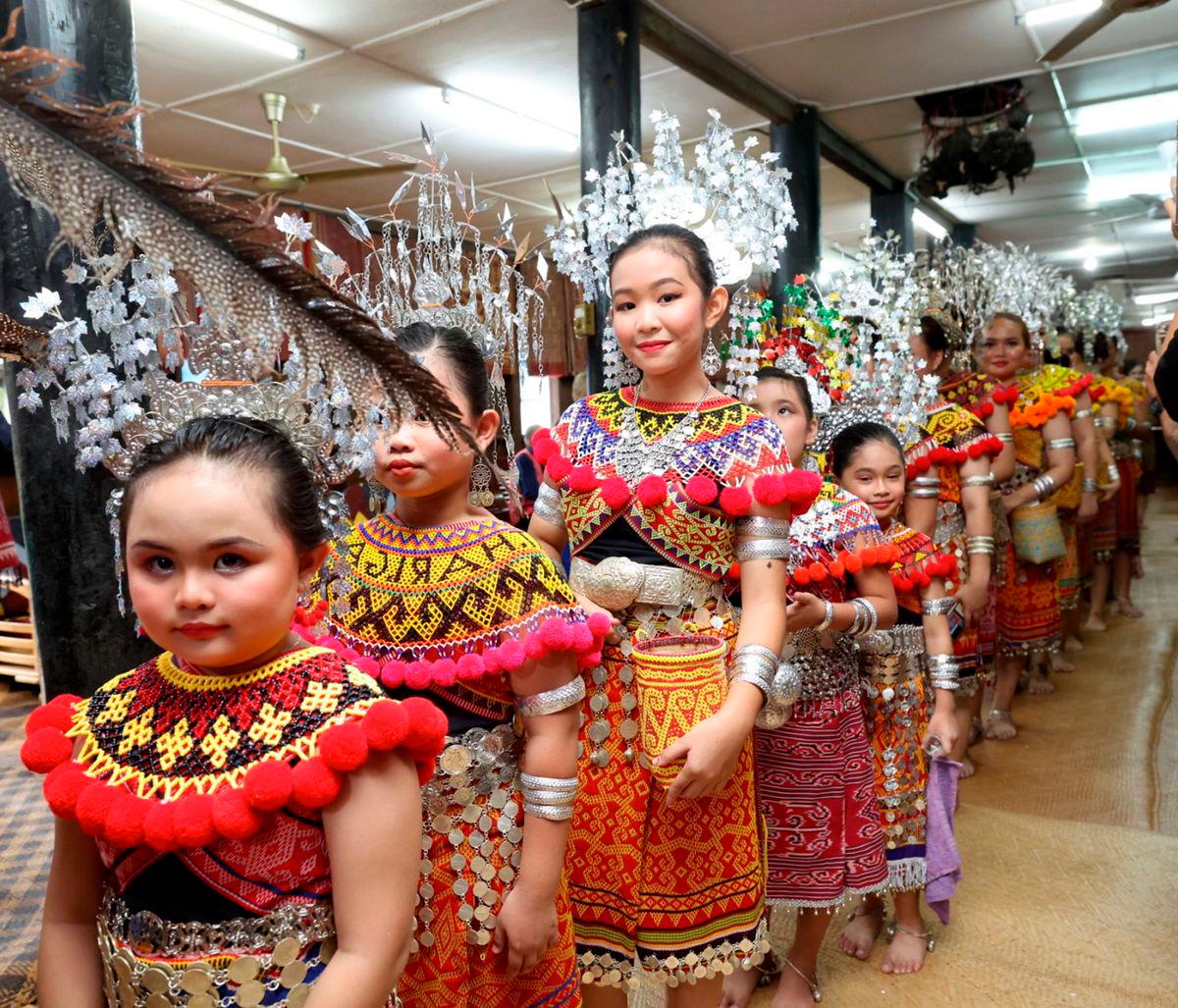 Unsur moden berupaya hakis identiti busana tradisional Sabah, Sarawak Unsur moden berupaya hakis identiti busana tradisional Sabah, Sarawak
