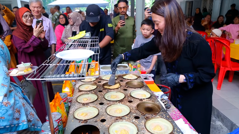“VIP apam balik seller” - Hannah Yeoh dishes up apam balik at Segambut Parliament Raya Open House, delights crowd