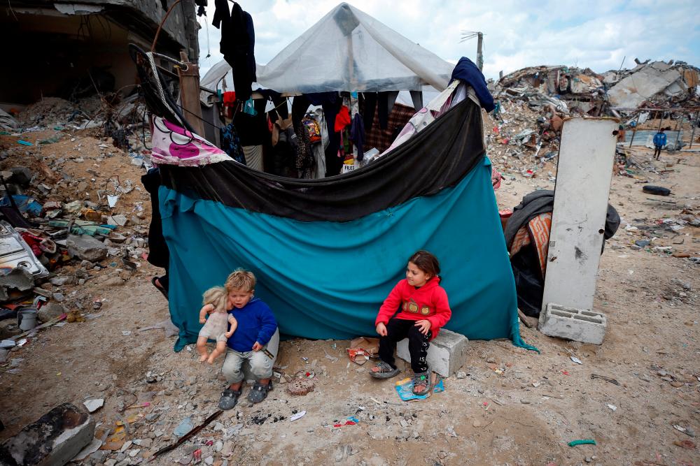 Vatican says Palestinians must 'stay on their land'