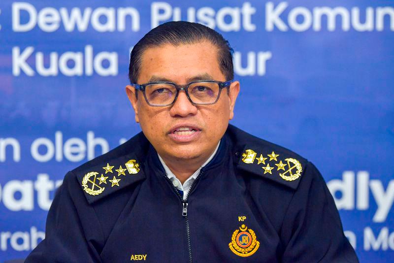 Video tular anggota JPJ tahan penunggang motosikal insiden lama