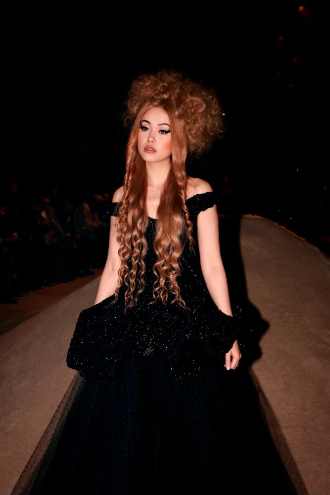 Vietnamese model struts Paris Fashion Week Vietnamese model struts Paris Fashion Week