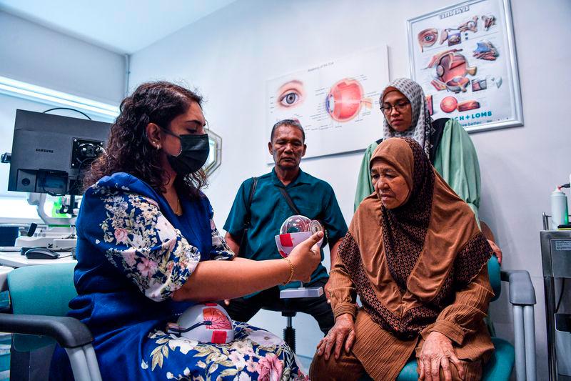 Viral Pak Cik Petai’s wife receives sponsorship for cataract treatment