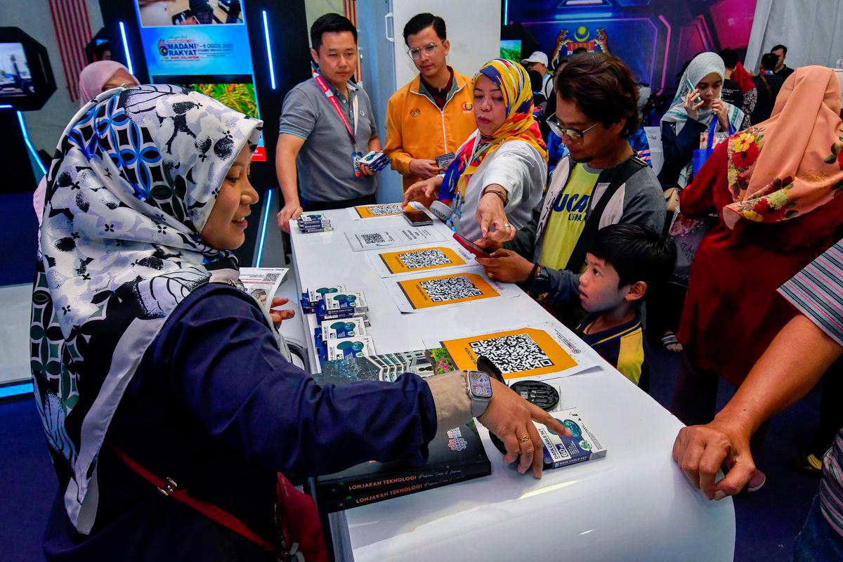 Visitors able to scan gold purity of jewellery at Kelantan PMR 2025 Visitors able to scan gold purity of jewellery at Kelantan PMR 2025