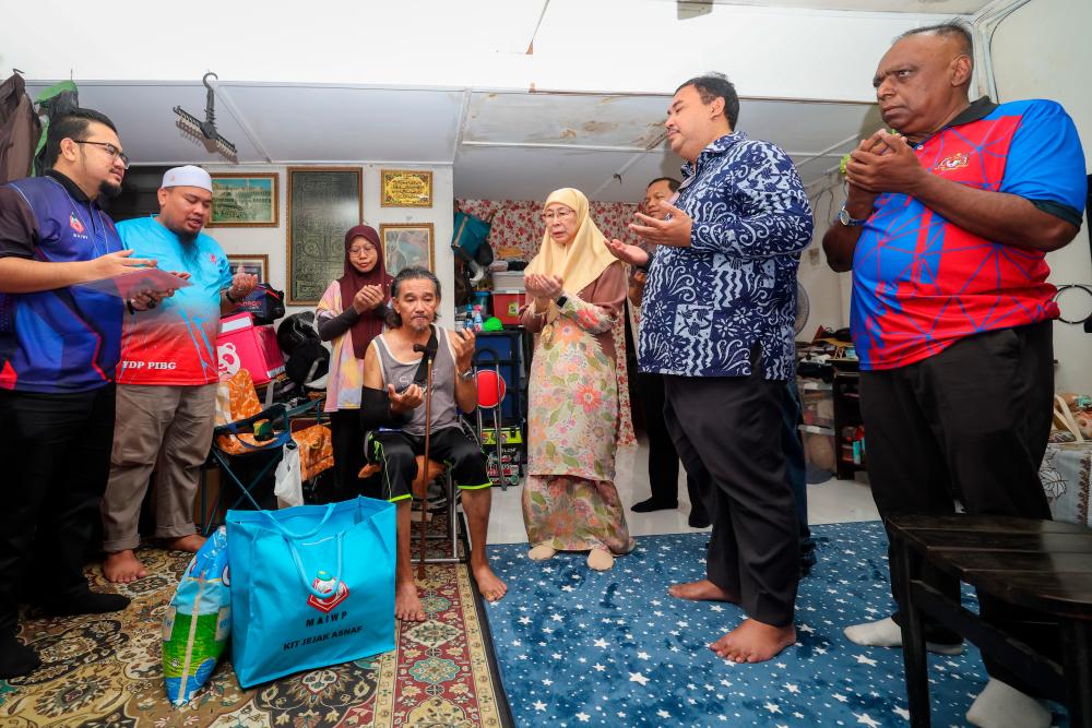 Wan Azizah brings comfort, relief to elderly in Bandar Tun Razak Wan Azizah brings comfort, relief to elderly in Bandar Tun Razak