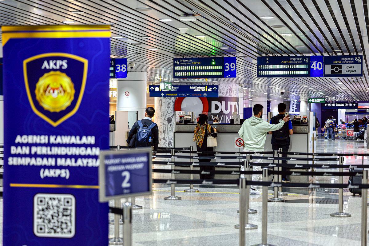 Wanita India ditahan di KLIA cuba guna pas khas palsu ke India Wanita India ditahan di KLIA cuba guna pas khas palsu ke India