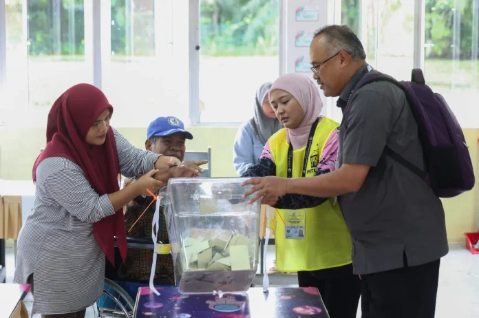 Warga emas buta tetap keluar mengundi di PRK Kinabatangan