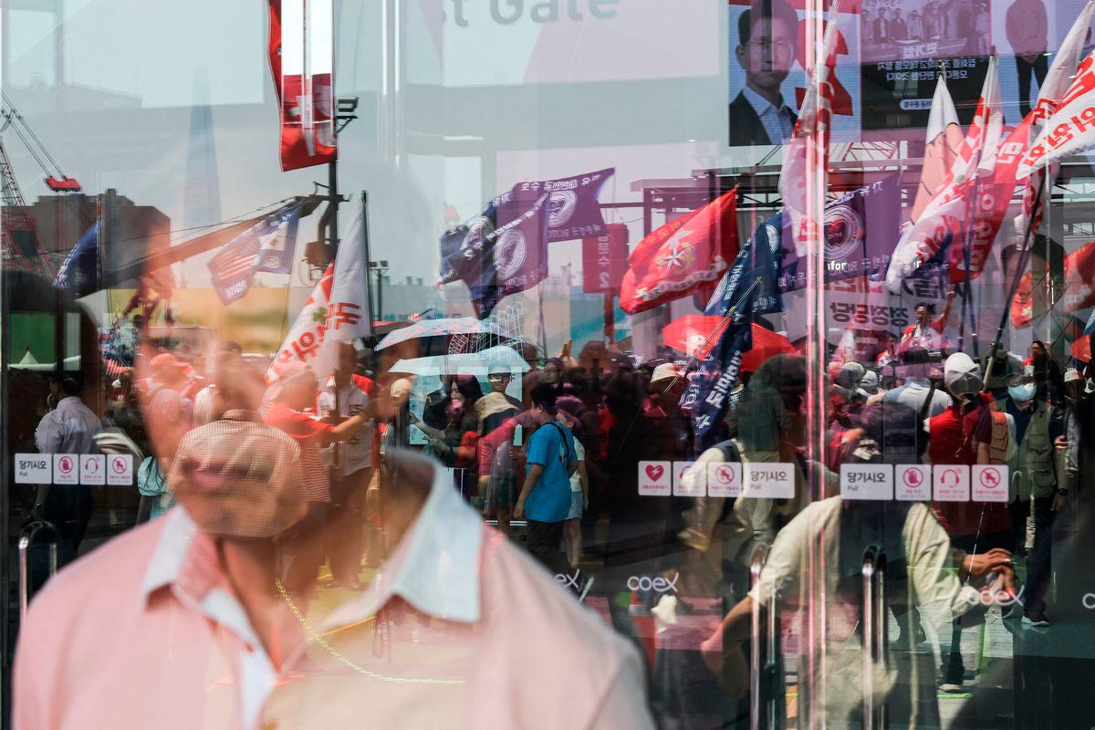 Wave of anger could sweep liberals to victory in South Korea election Wave of anger could sweep liberals to victory in South Korea election