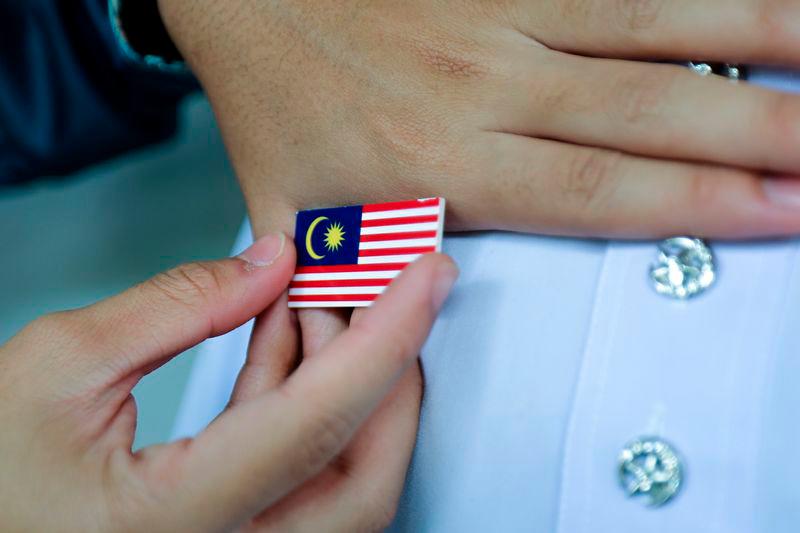 Wearing Jalur Gemilang badge effective in enhancing spirit of love for country Wearing Jalur Gemilang badge effective in enhancing spirit of love for country