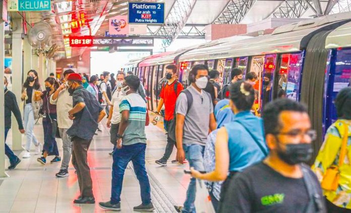 “Within 2 minutes, they sent in an empty train to ease the rush” - Woman compares Bangkok’s public transport to Malaysia 