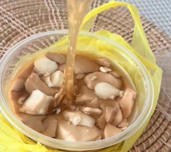 Woman buys ‘taufufa’ and RM16 ‘nasi kerabu’ from Shah Alam Ramadan bazaar, discovers both items already gone bad