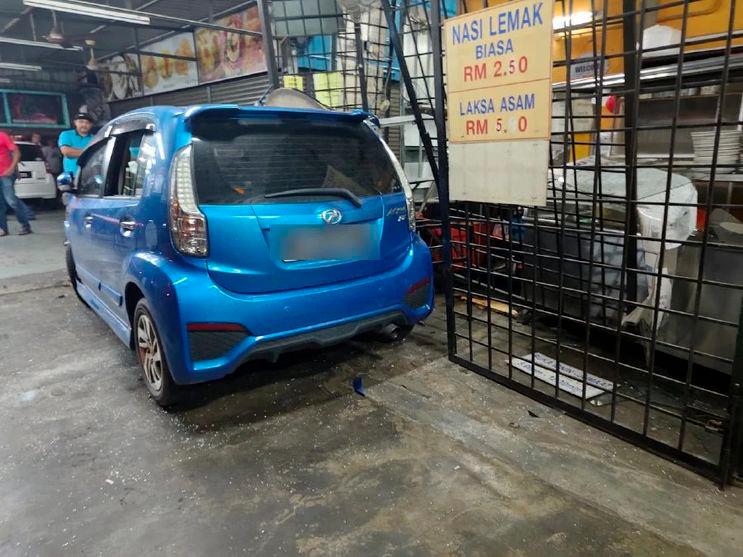 Woman suffering from seizure crashes into vehicle, nasi lemak stall in Jerantut Woman suffering from seizure crashes into vehicle, nasi lemak stall in Jerantut