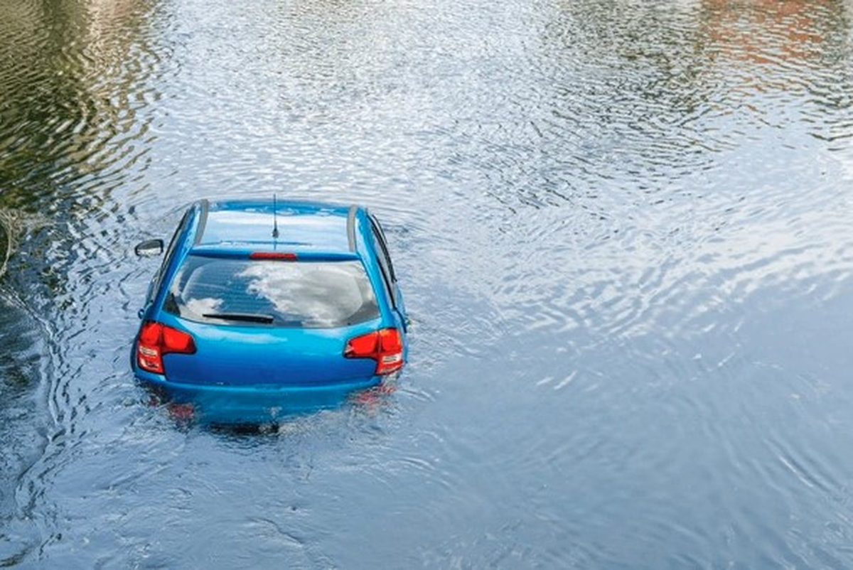 Woman swept away by strong currents after car plunges into Sungai Triang Woman swept away by strong currents after car plunges into Sungai Triang