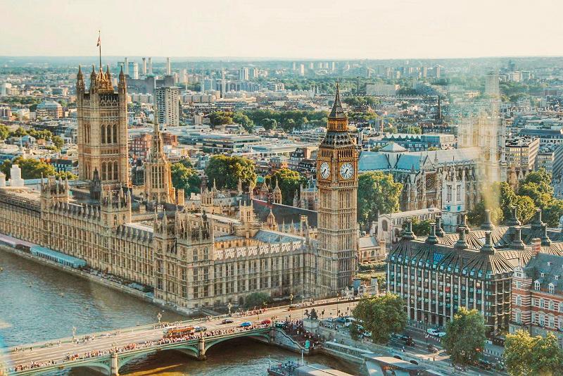 Women now make up 43% of Britain's top boardrooms, report says Women now make up 43% of Britain's top boardrooms, report says