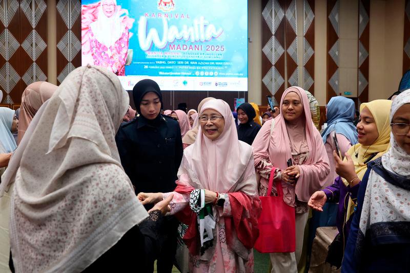Women play a vital role in strengthening family bonds – Wan Azizah Women play a vital role in strengthening family bonds – Wan Azizah