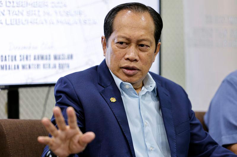Works Ministry to raise Jalan Aring 8 repair issue at post-cabinet meeting tomorrow Works Ministry to raise Jalan Aring 8 repair issue at post-cabinet meeting tomorrow