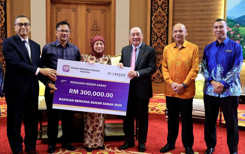 YKN distributes RM300,000 to help flood victims in Sabah YKN distributes RM300,000 to help flood victims in Sabah