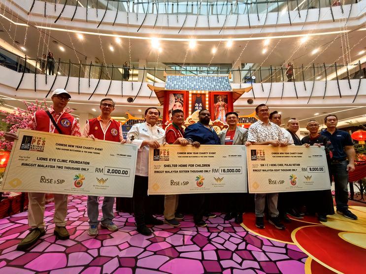 Yee sang tossing and masterful tuna butchering raises funds for charity this CNY Yee sang tossing and masterful tuna butchering raises funds for charity this CNY