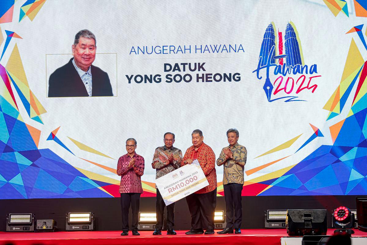 Yong Soo Heong receives HAWANA 2025 Award for lifetime contribution to journalism