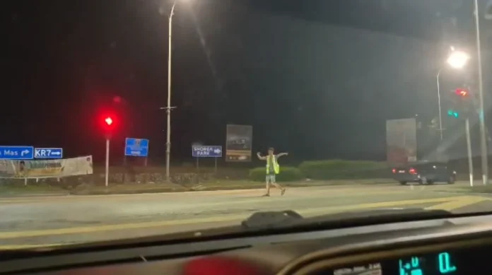 Young_boy_steps_in_to_direct_traffic_after_traffic_light_fails_in_Puchong Young boy steps in to direct traffic after traffic light fails in Puchong