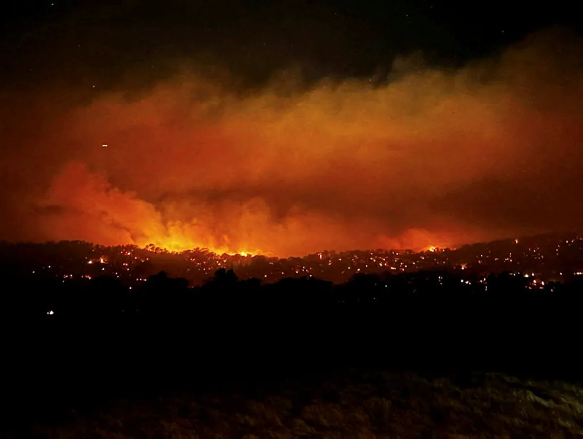 -australia-bushfire Three people missing as bushfires destroy homes in Australia's southeast