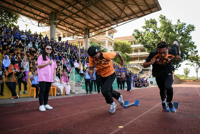 azeem fahmi Muhammad Azeem menang acara 60m di kejohanan trek Alabama