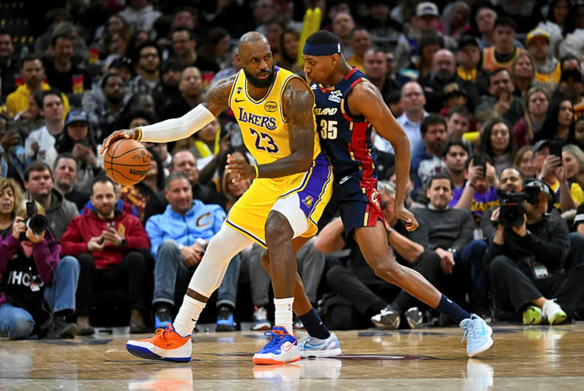 bkn-spo-los-angeles-lakers-v-cleveland-cavaliers LeBron in tears during rout in possible Cleveland farewell