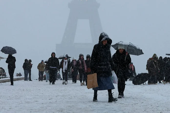 rtrmadp-3-europe-weather-france-snow (1) France asks airlines to cancel 15% of flights at Paris main airports after snowfalls
