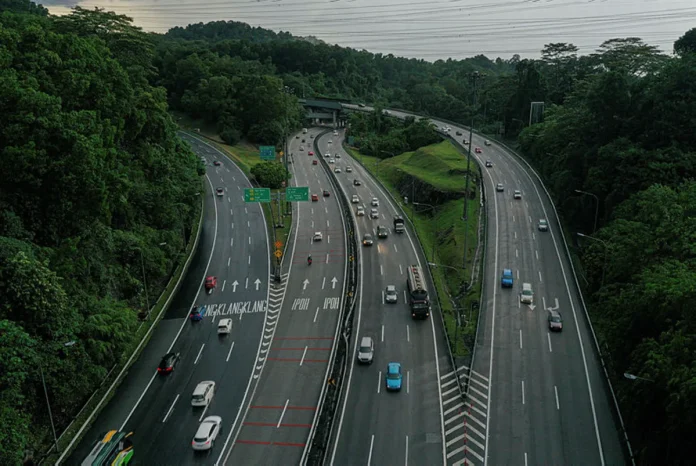 Kerja pemasangan gantri iklan di NKVE bermula malam ini