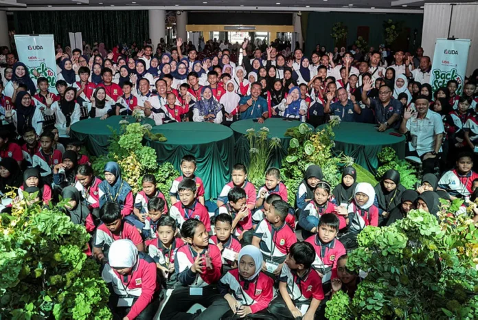 uda-bts UDA salur RM60,000 zakat untuk bantu 200 pelajar asnaf di Johor Bahru