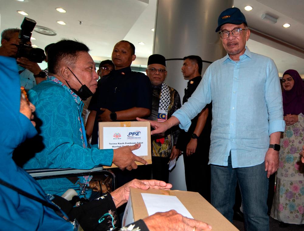 'Jaga diri, jaga kesihatan' pesan Anwar kepada penerima bantuan miskin tegar di Labuan 'Jaga diri, jaga kesihatan' pesan Anwar kepada penerima bantuan miskin tegar di Labuan