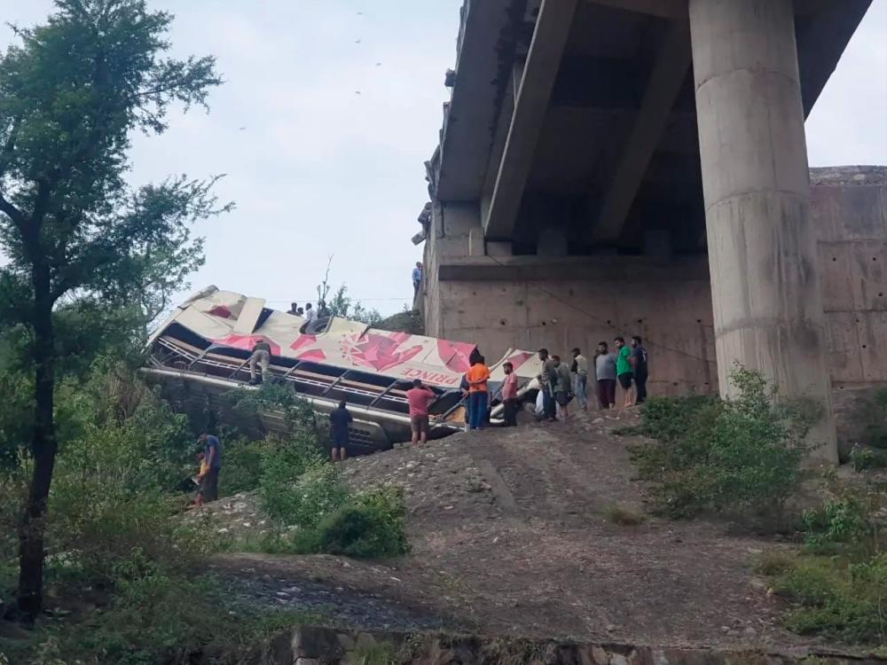 10 killed, 40 injured as bus carrying Hindu pilgrims plunges into gorge in Kashmir 10 killed, 40 injured as bus carrying Hindu pilgrims plunges into gorge in Kashmir