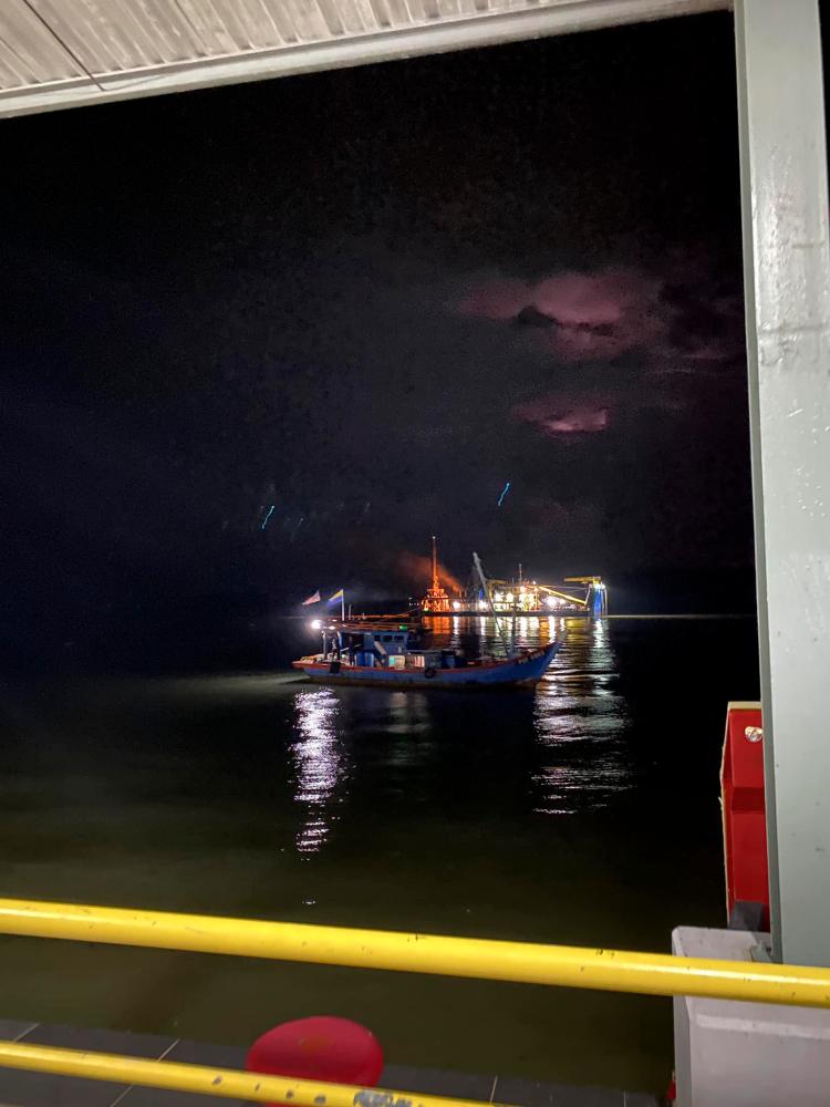 140 stranded as Langkawi ferry runs aground 140 stranded as Langkawi ferry runs aground