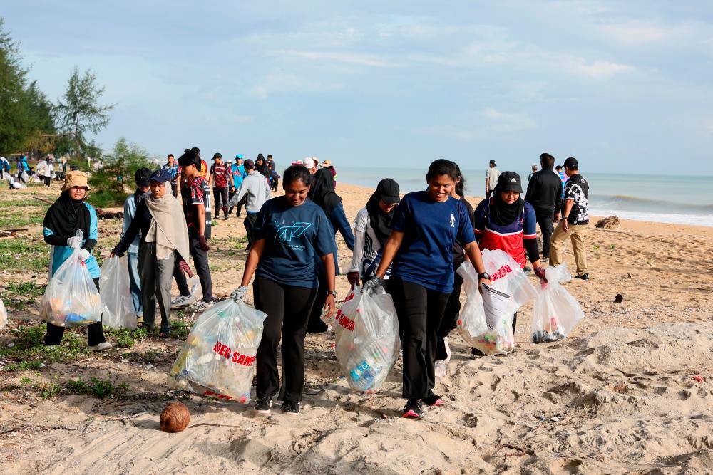 15 tonnes of trash cleared in Terengganu beach cleanup 15 tonnes of trash cleared in Terengganu beach cleanup