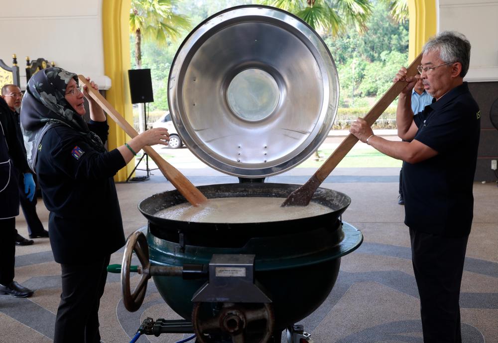 1,500 bubur lambuk air tangan Permaisuri Agong diagihkan kepada rakyat